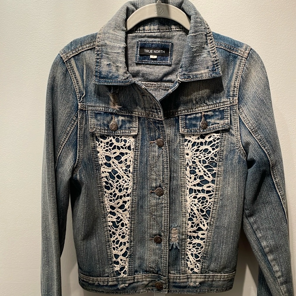 ❌SOLD❌TRUE NORTH Denim Jacket with Crochet detailing size M - Picture 3 of 8